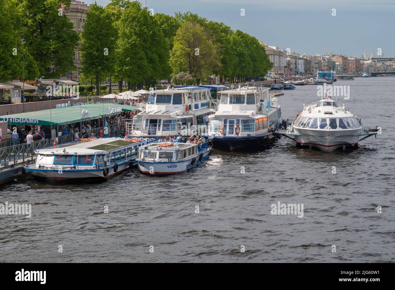 SAINT-PÉTERSBOURG, RUSSIE - 08 JUIN 2022 : bateaux touristiques de plaisance sur la jetée de la ville, sur la rive de l'Admiralteyskaya, dans l'après-midi de juin Banque D'Images