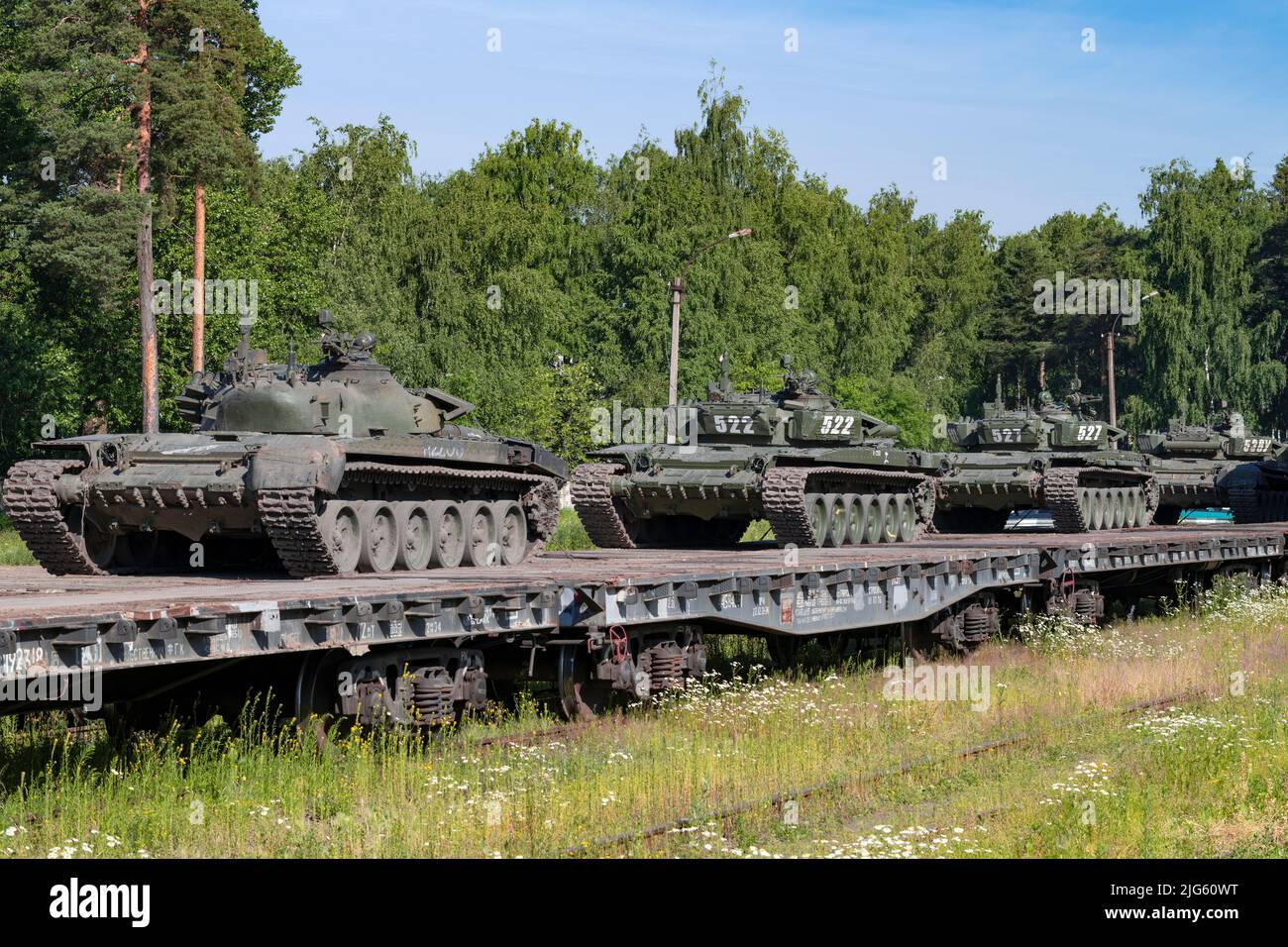 SERTOLOVO, RUSSIE - 02 JUILLET 2022 : train avec des chars russes T-72B3M de T-72B3M sur les voies ferrées d'une unité militaire le jour de juillet Banque D'Images
