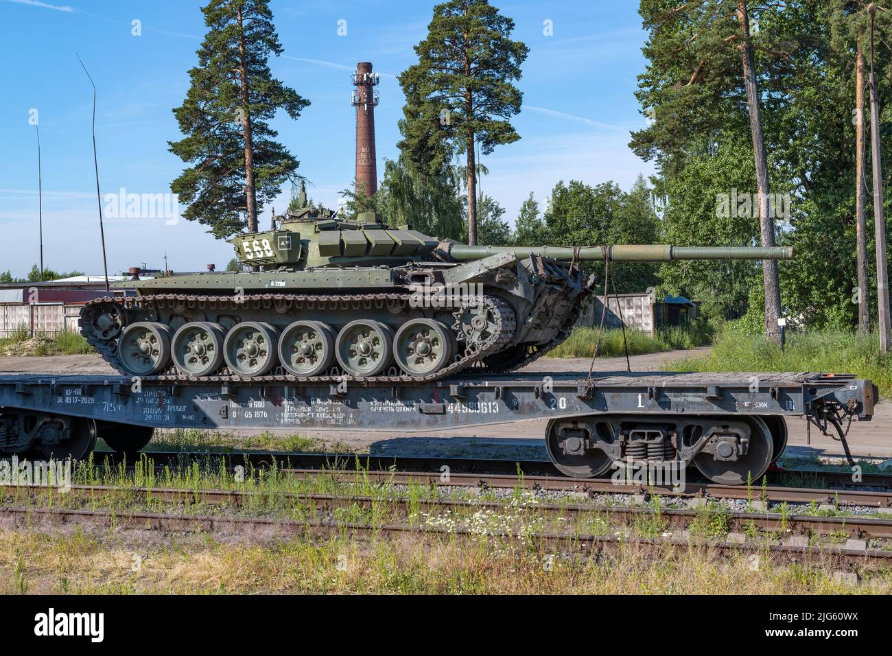 SERTOLOVO, RUSSIE - 02 JUILLET 2022 : char russe T-72B3M sur une plate-forme ferroviaire le jour de juillet. Région de Leningrad Banque D'Images