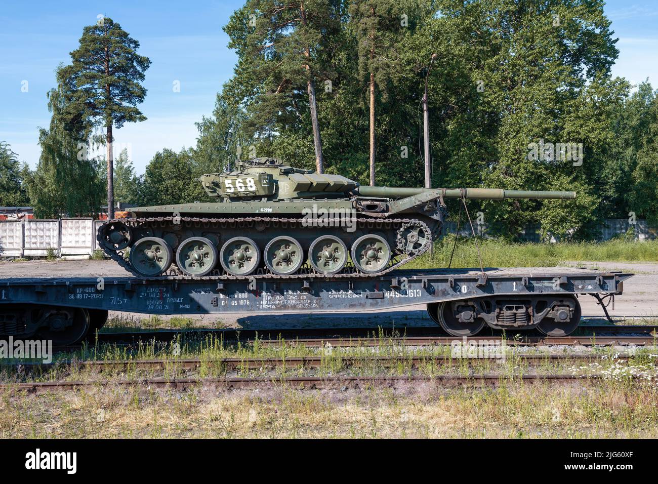 SERTOLOVO, RUSSIE - 02 JUILLET 2022 : char russe T-72 sur la plate-forme ferroviaire par une belle journée d'été Banque D'Images