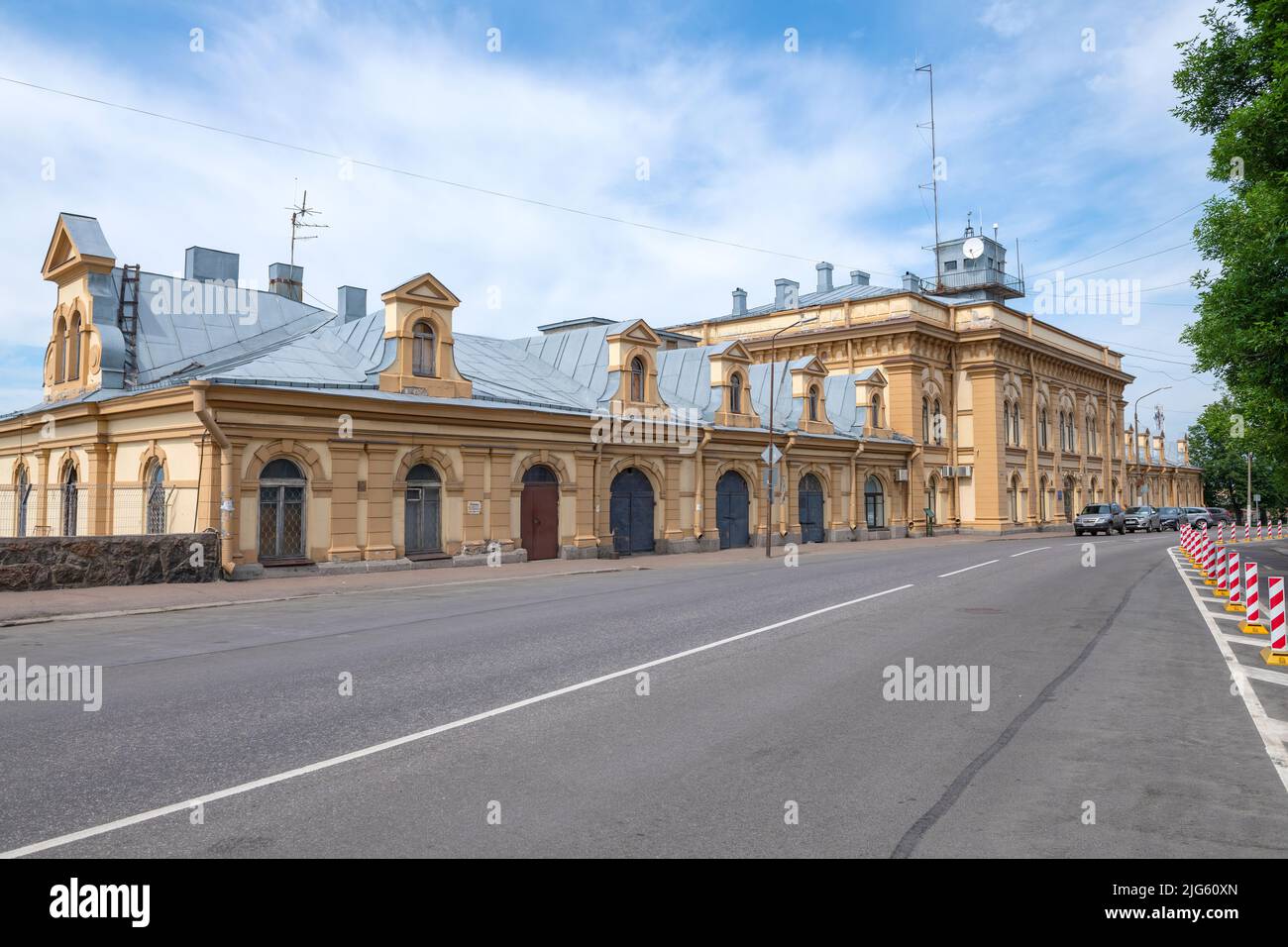 VYBORG, RUSSIE - 02 JUILLET 2022 : bâtiment administratif du port commercial de Vyborg (1899) dans l'après-midi de juillet Banque D'Images