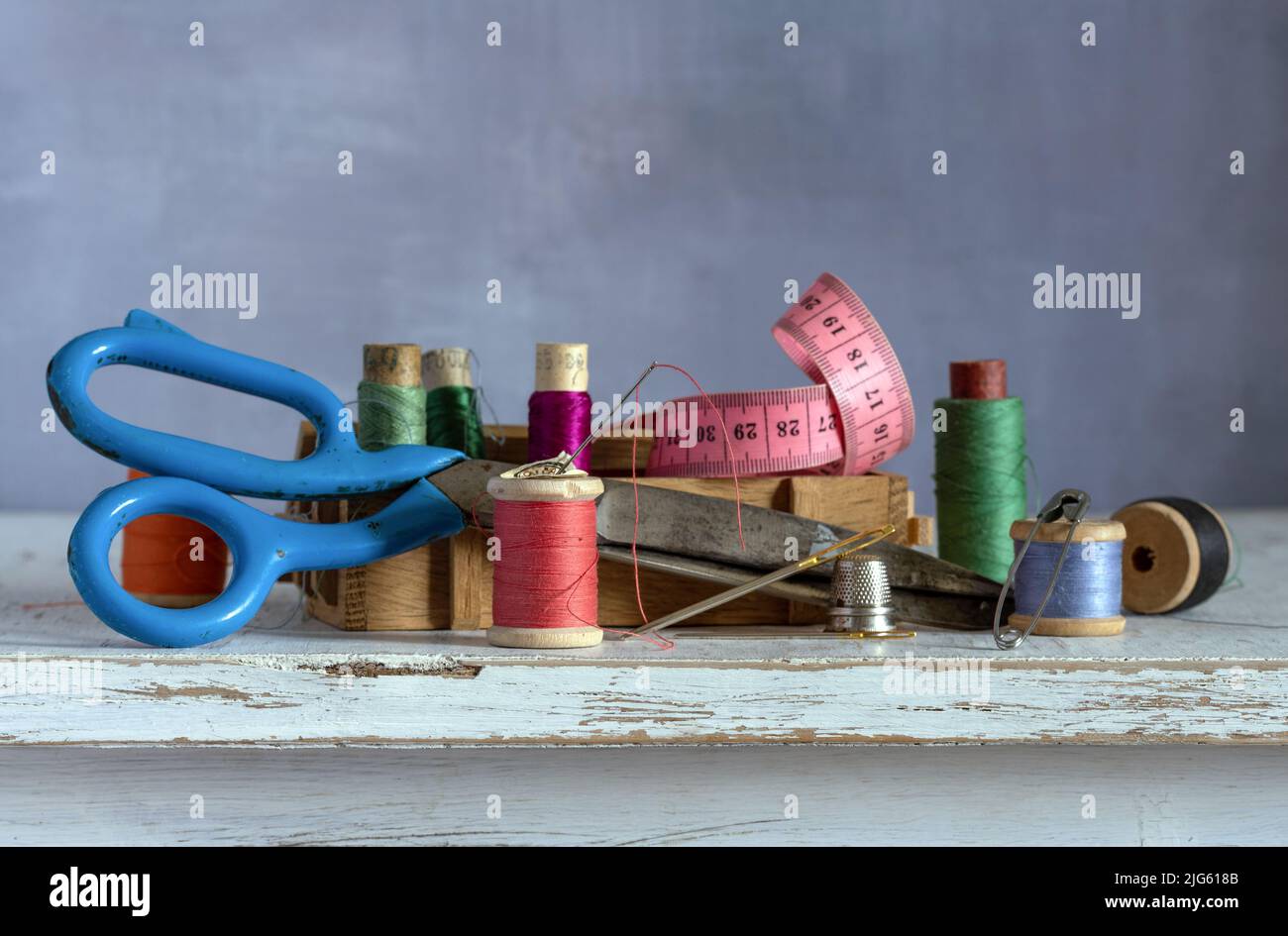 Encore la vie avec des accessoires de couture et une boîte. Vintage. Banque D'Images