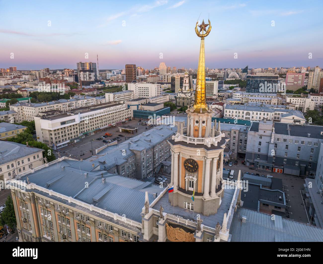 Administration de la ville d'Ekaterinbourg ou hôtel de ville et place centrale en soirée d'été. Ville en soirée au coucher du soleil d'été, vue aérienne. Vue de dessus de la ville Banque D'Images