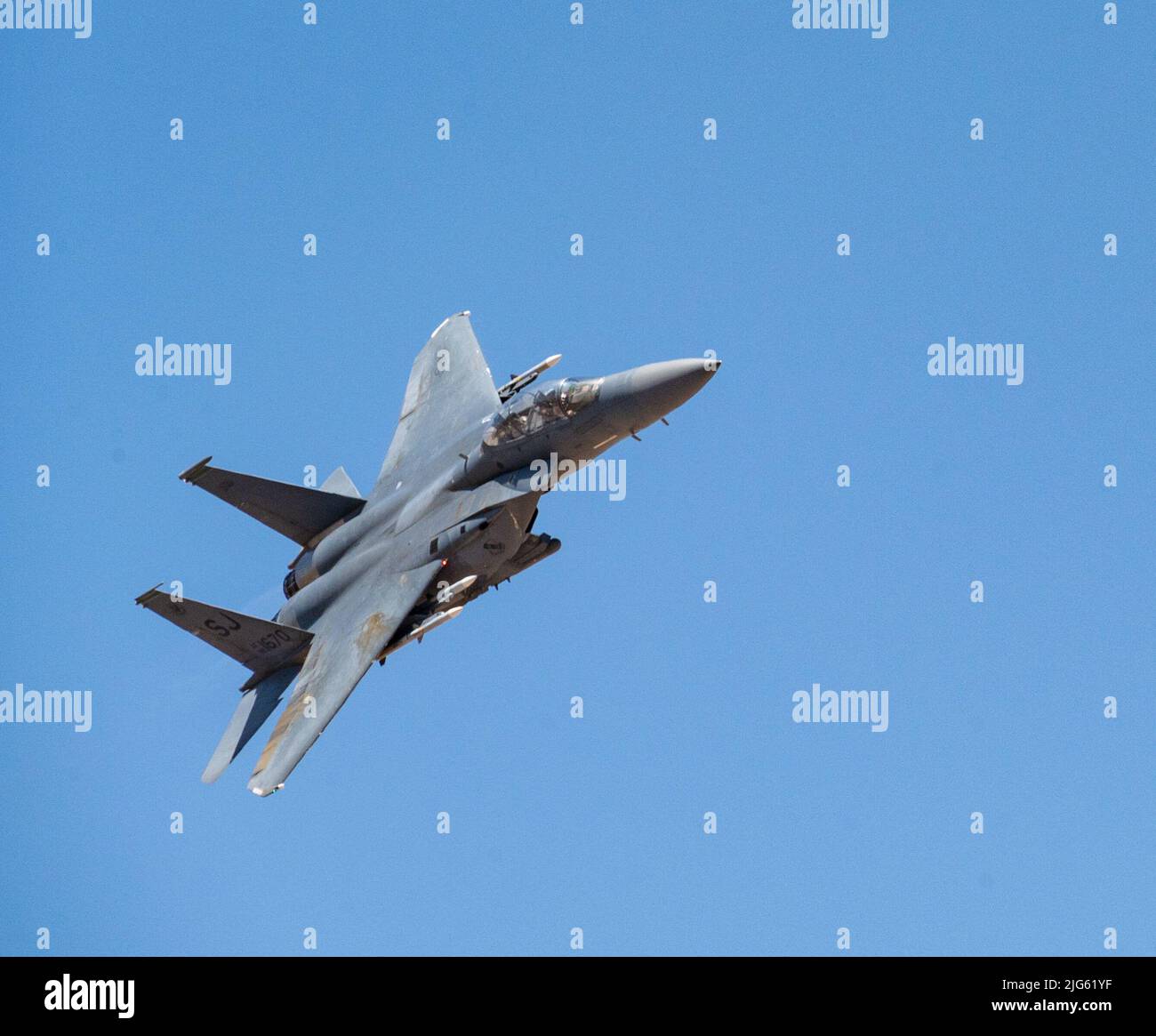 Un aigle Strike f-15E de l'escadre expéditionnaire aérienne de 332D effectue une sortie au cours d'un exercice d'entraînement de routine à un endroit non divulgué en Asie du Sud-Ouest, en 7 juillet 2022. Le F-15E est un chasseur à double rôle conçu pour effectuer des missions air-air et air-sol avec une gamme de systèmes avioniques et électroniques qui lui permettent de lutter à basse altitude, de jour comme de nuit et par tous les temps. (É.-U. Photo de la Force aérienne par le Sgt. Kelly Goonan) Banque D'Images