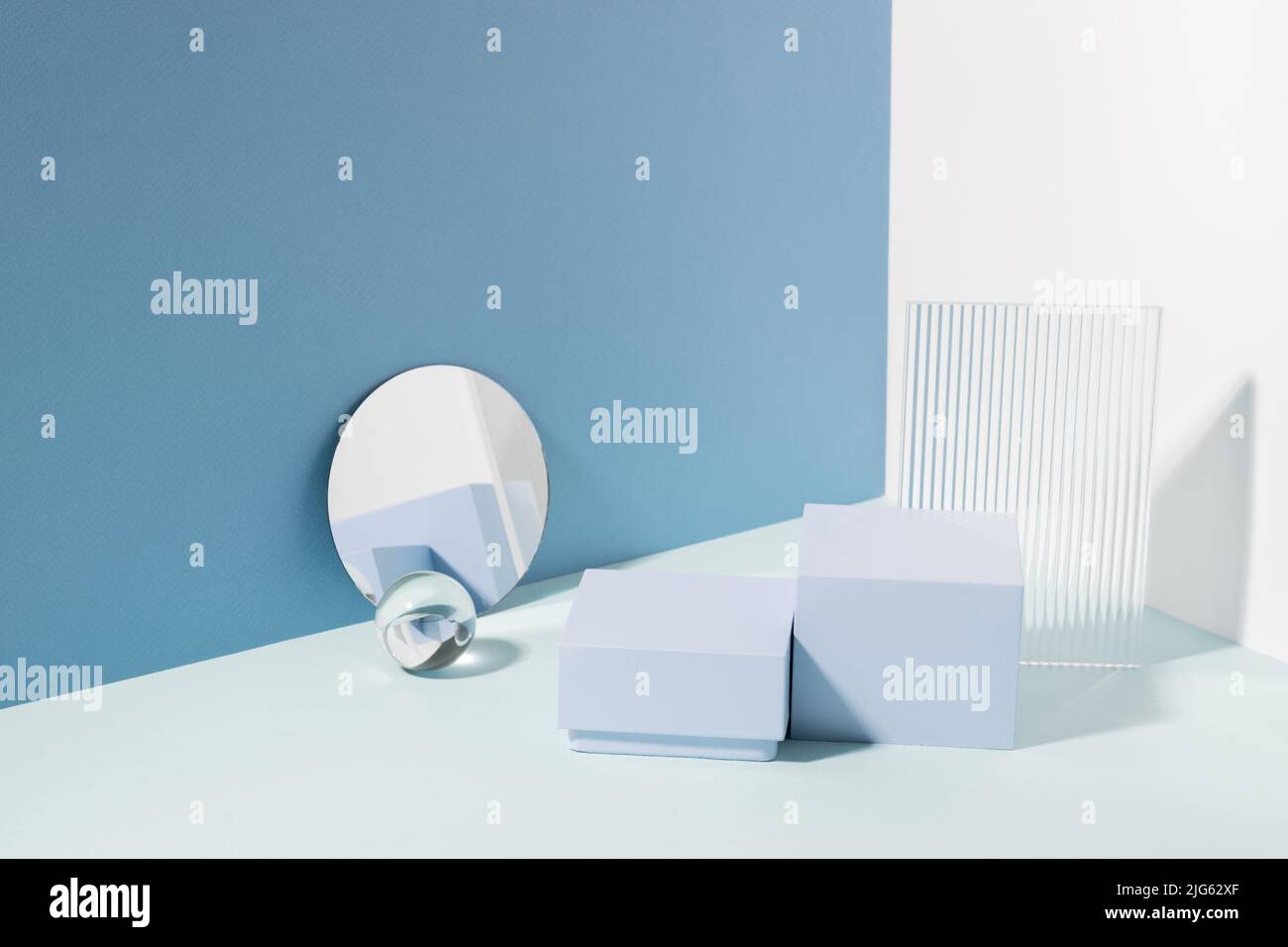 Podium géométrique abstrait de divers matériaux, fond bleu ombres dures. Minimalisme Banque D'Images