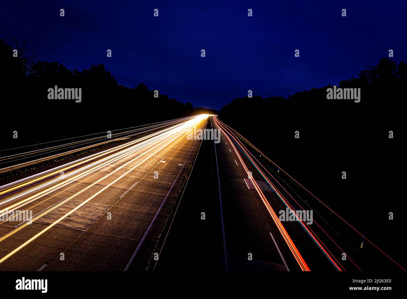 Uppen, Allemagne. 08th juillet 2022. Véhicules roulant sur l'autoroute fédérale 7 près de Hildesheim en début de matinée. (Tourné avec un temps d'exposition long) Credit: Moritz Frankenberg/dpa/Alay Live News Banque D'Images