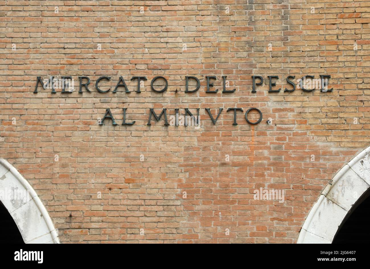 Palazzo à Venise avec texte italien qui signifie MARCHÉ DE POISSON DE DÉTAIL et mur de brique Banque D'Images