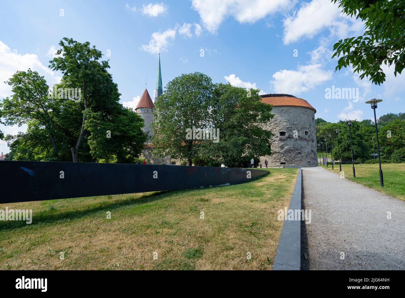 Tallinn, Estonie. Juillet 2022. Le monument de la ligne brisée. Ce monument, érigé sur le bastion Suur Rannavarav à Tallinn, rappelle l'un des plus trag Banque D'Images