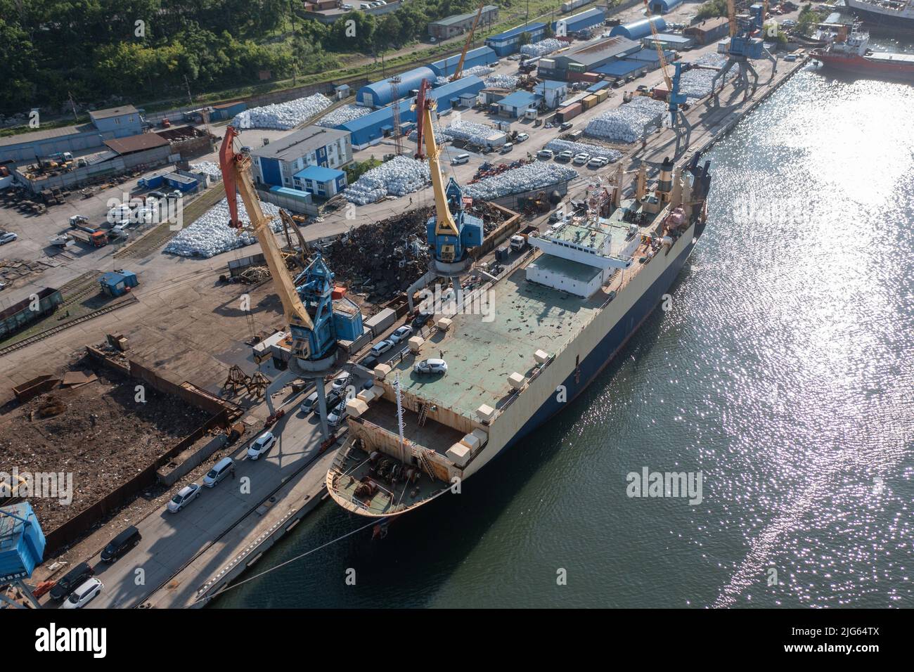 Vladivostok, Russie - 24 juin 2022 : le navire est à l'amarrage pour le déchargement. Banque D'Images