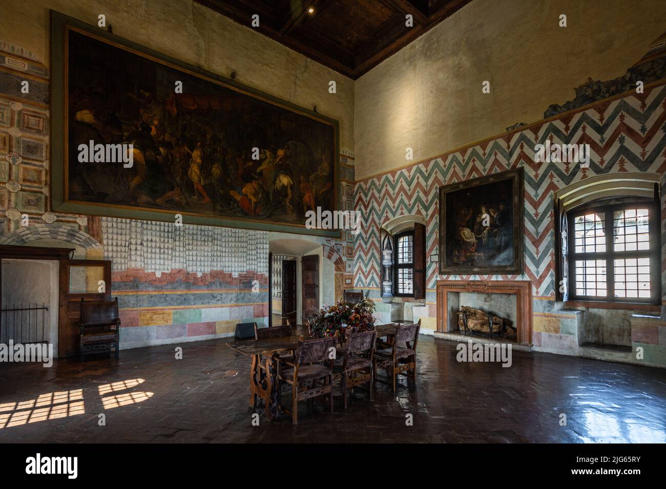 La Sala dei Fasti à Rocca di Angera, avec des meubles anciens et des toiles sur les murs. Angera, Lombardie, Italie, avril 2022 Banque D'Images