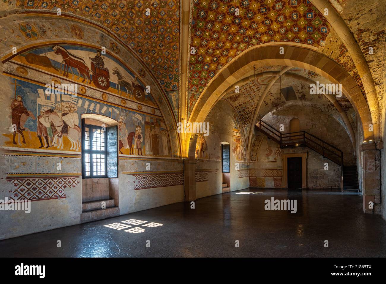 Sala della Giustizia (salle de justice) à Rocca di Angera, avec d'anciennes fresques médiévales couvrant toute la salle. Angera, Lombardie, Italie, avril 2022 Banque D'Images