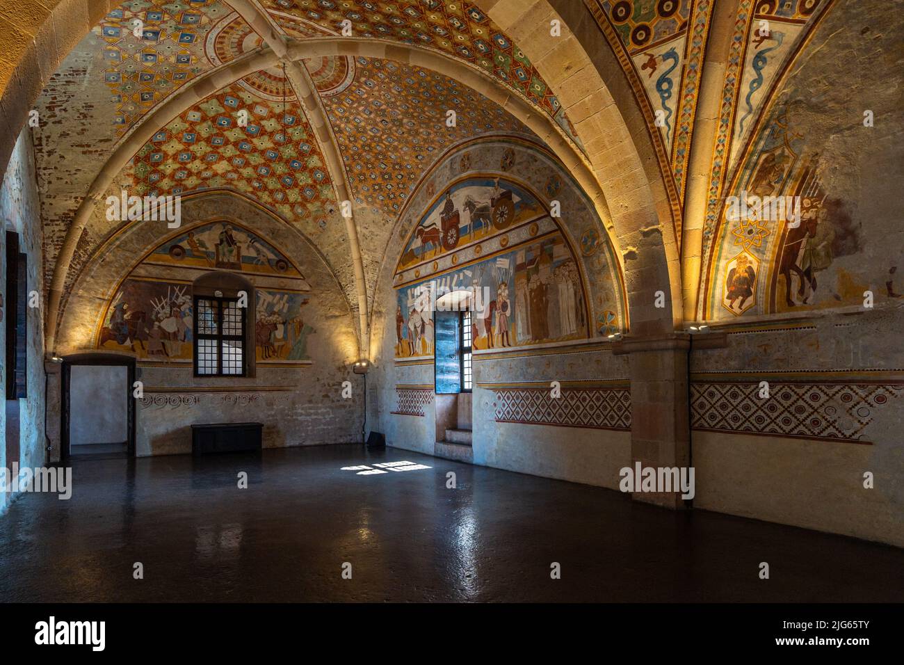 Sala della Giustizia (salle de justice) à Rocca di Angera, avec d'anciennes fresques médiévales couvrant toute la salle. Angera, Lombardie, Italie, avril 2022 Banque D'Images