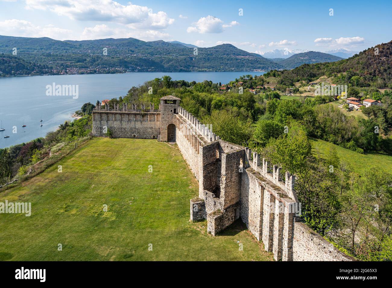 Vue depuis la Rocca di Angera avec les murs du château et le lac majeur en arrière-plan, Angera, Lombardie, Italie Banque D'Images
