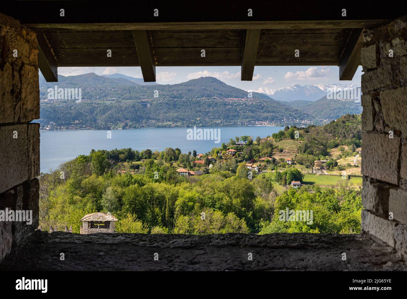 Vue panoramique sur le lac majeur depuis la tour de la Rocca di Angera, Lombardie, Italie Banque D'Images