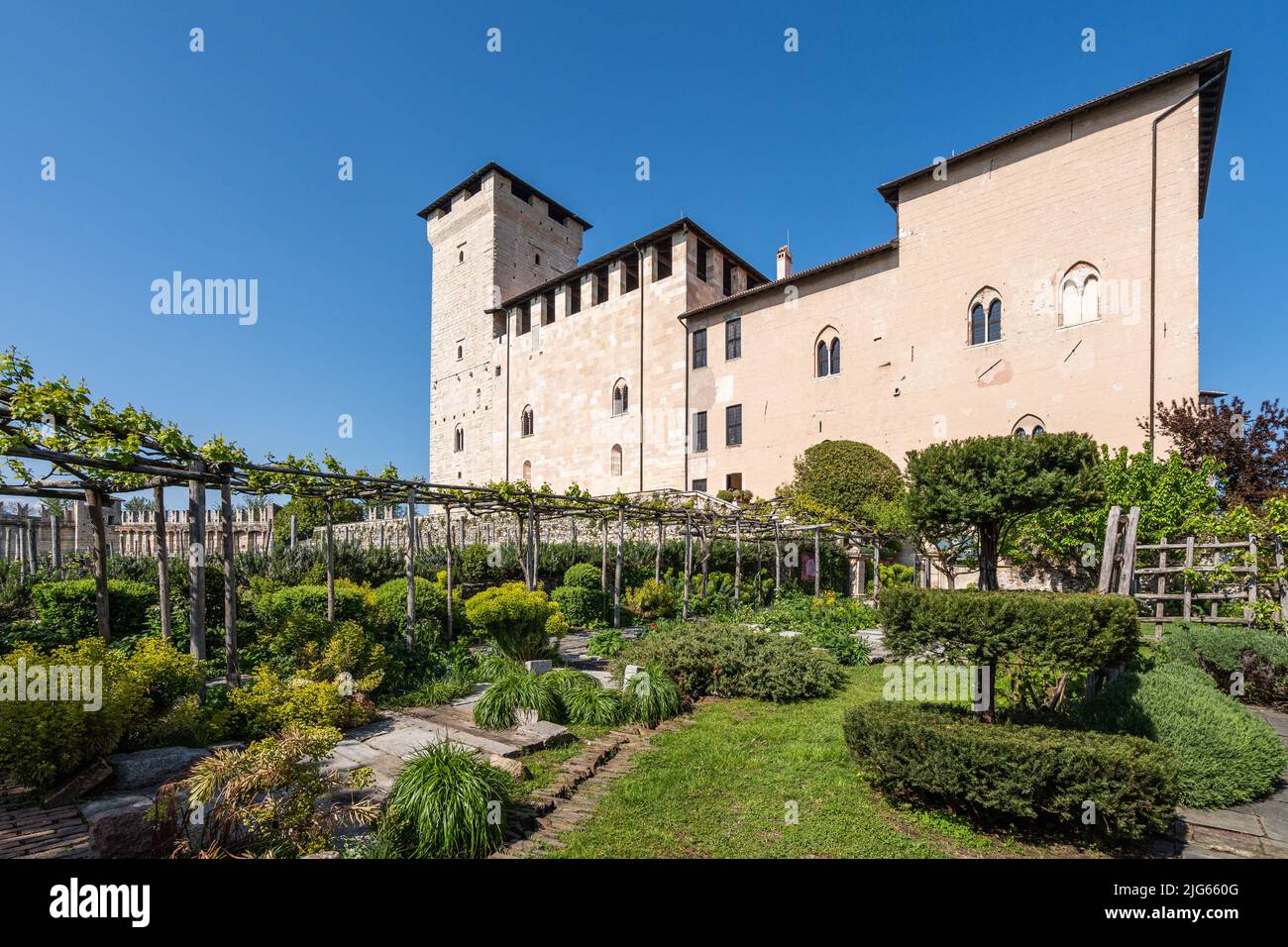 Vue sur la Rocca di Angera, une destination touristique populaire dans la région du lac majeur, Lombardie, Italie Banque D'Images