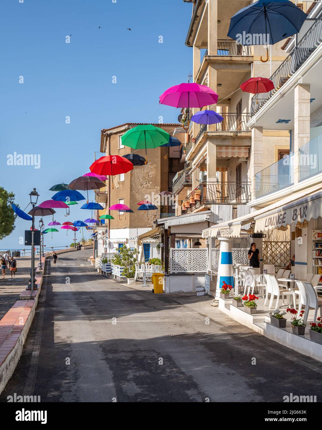 Marina di Camerota, Campanie, Italie, juin 2022 - le front de mer de Marina di Camerota avec des parasols flottants colorés, un desti populaire de tourisme d'été Banque D'Images