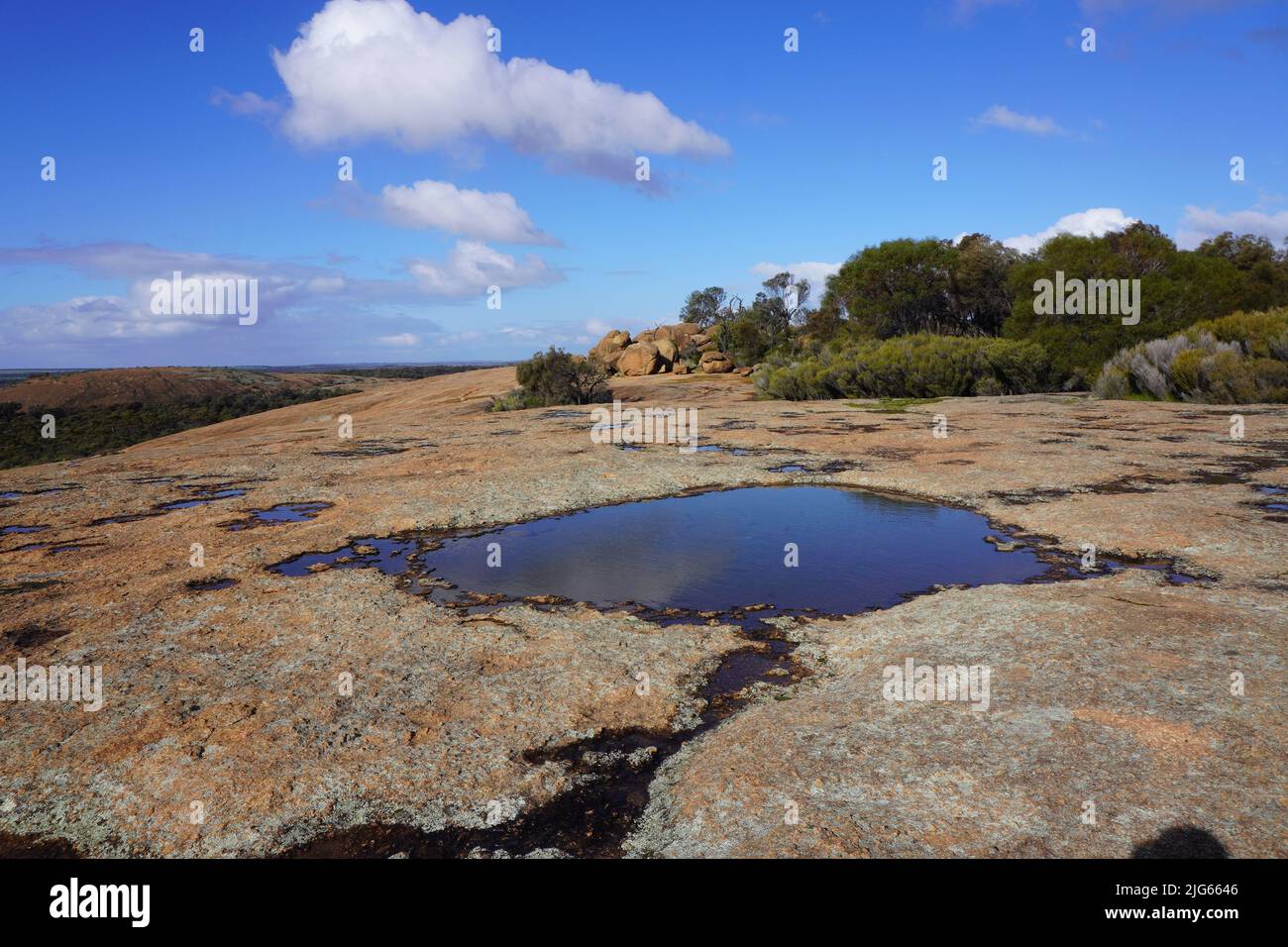 Rock pools et Boulders sur le sommet de Wave Rock Banque D'Images