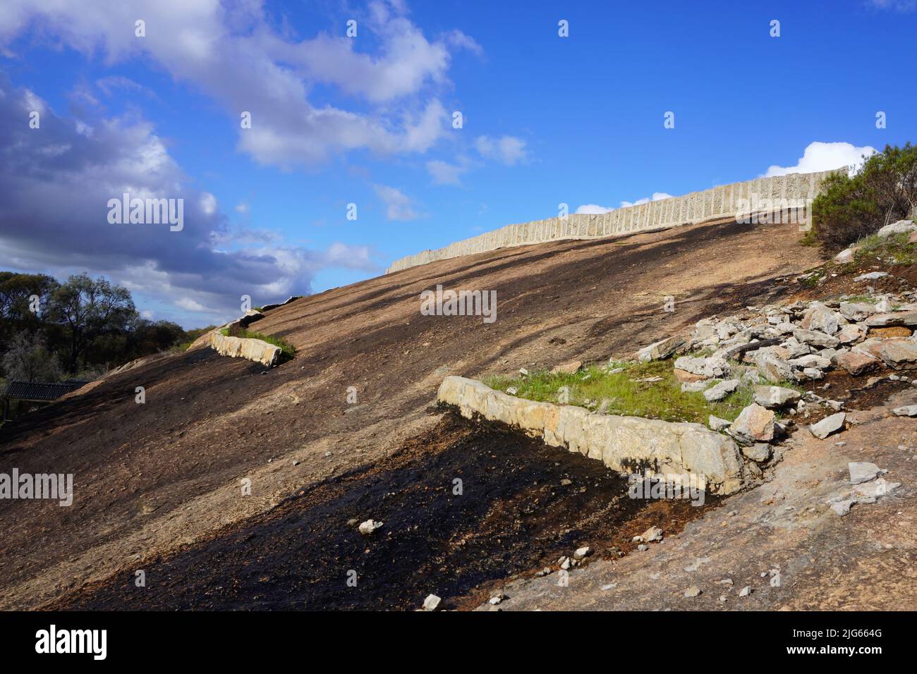 Hyden Rock avec mur de captage d'eau de pluie Banque D'Images