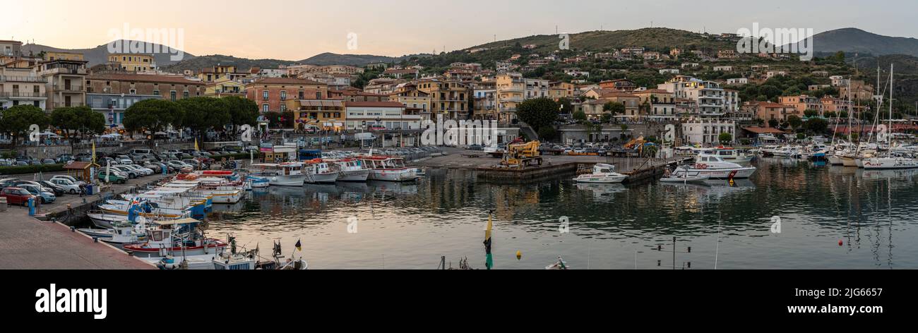 Vue sur le port de Marina di Camerota et le front de mer au coucher du soleil, Campanie, Italie Banque D'Images