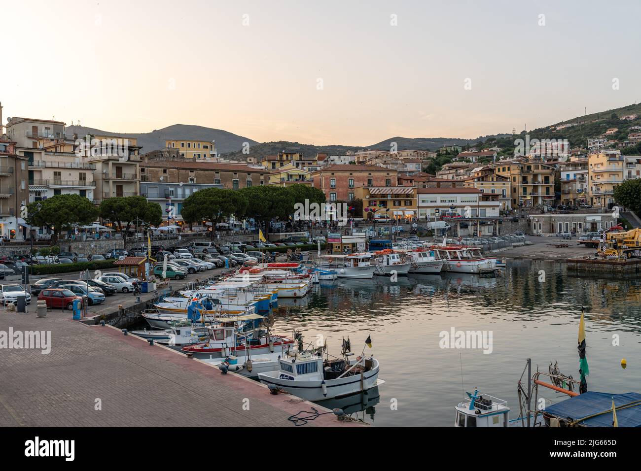 Bateau de pêche amarré au port de Marina di Camerota au coucher du soleil, Campanie, Italie Banque D'Images