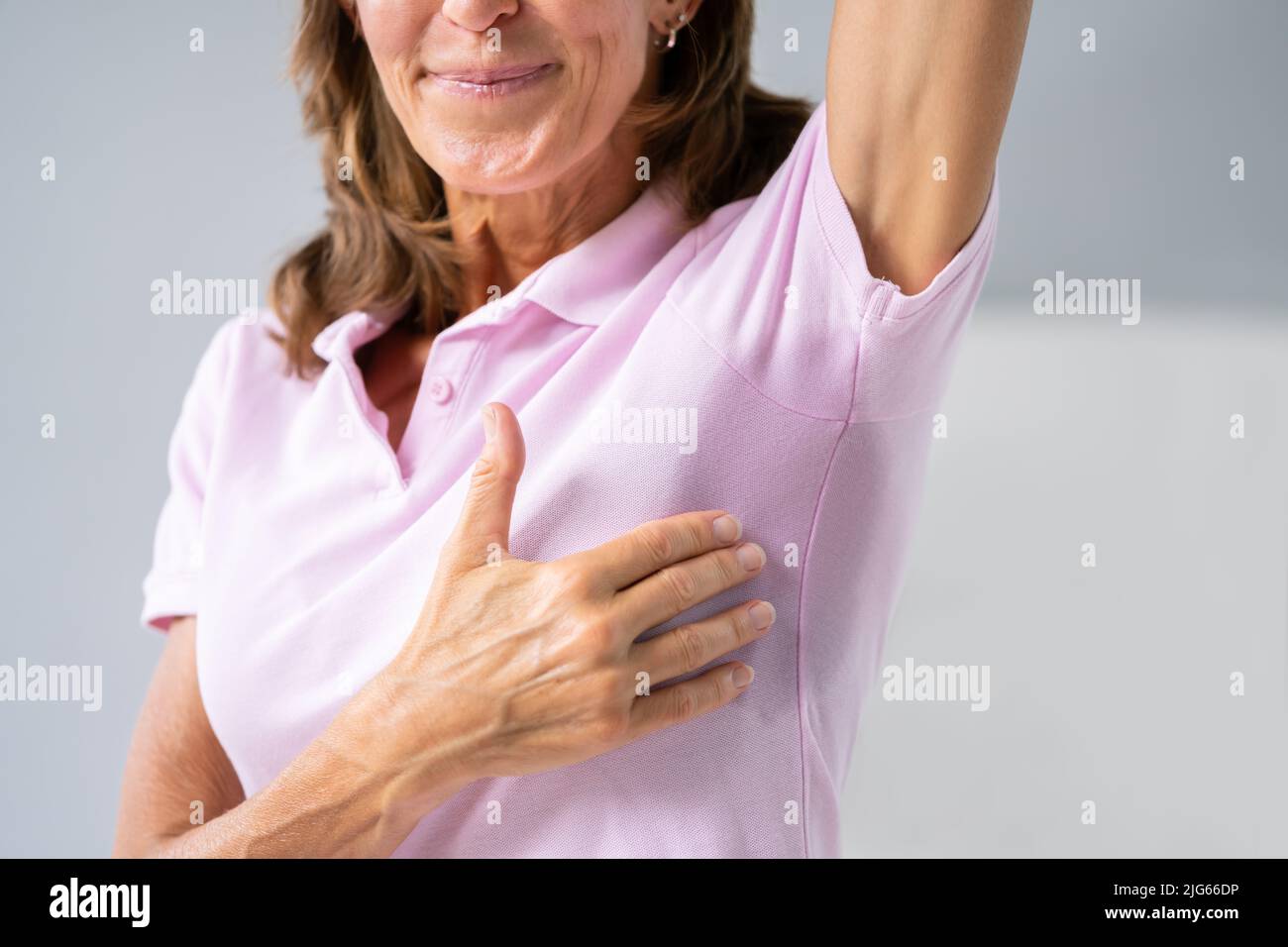 Femme avec Hyperhidrose transpirant très mal sous l'aisselle Banque D'Images