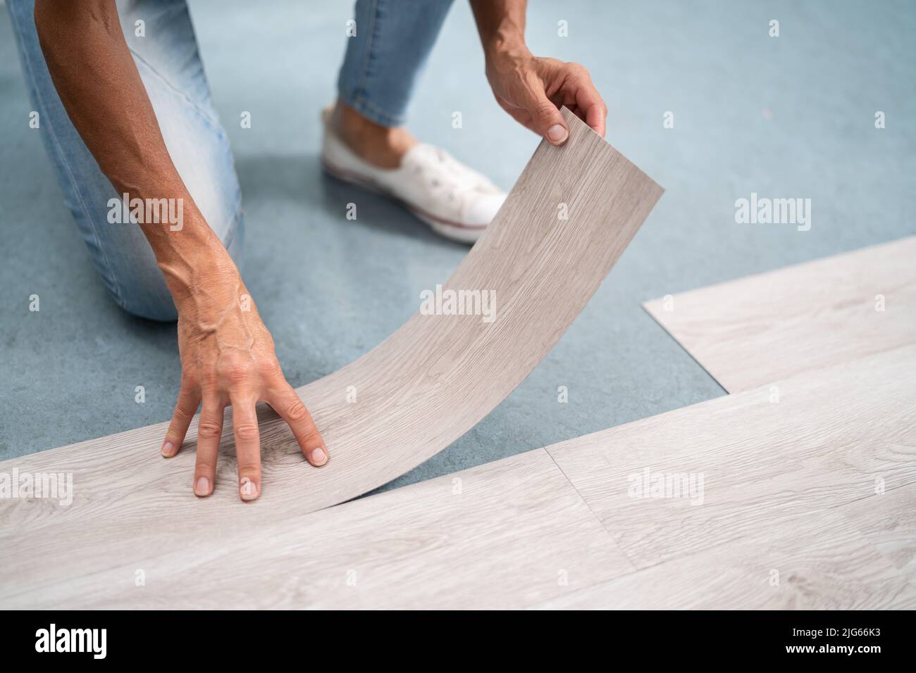 Plancher Vinyle. Installation Facile Et Découpe Avec Un Maître Couteau Coupe  La Planche De Vinyle Avant L'installation Brun Photo stock - Image du  conception, travail: 217037354