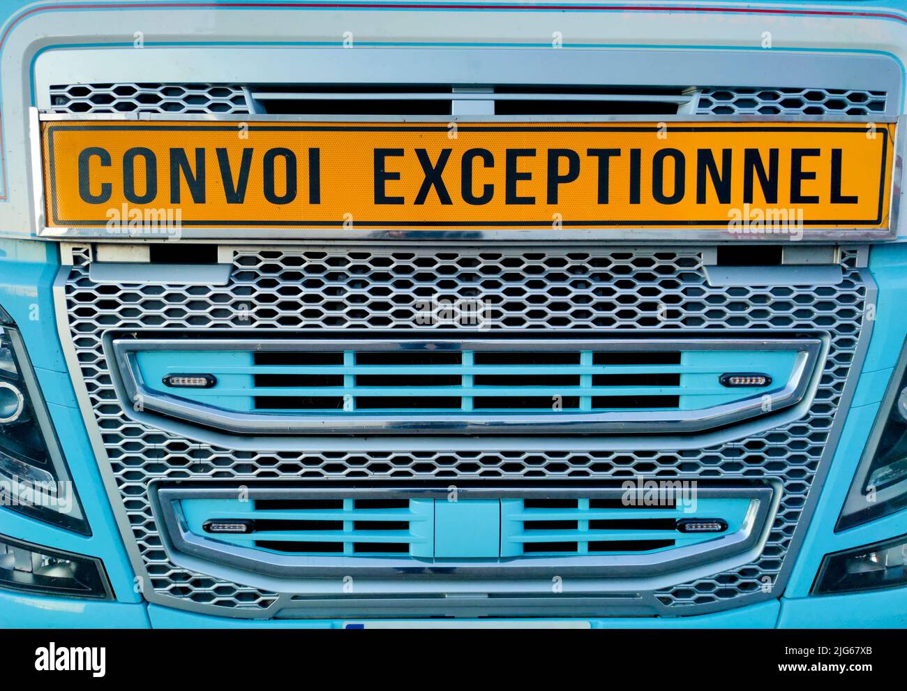 Tracteur montrant le panneau convoi exceptionnel ou la surcharge. Bleu arctique peint Banque D'Images