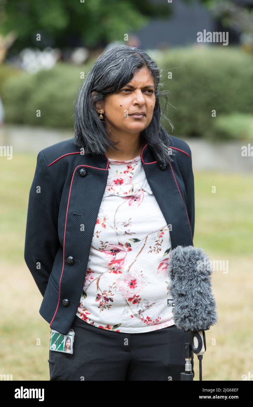 Londres royaume-uni juillet 2022 Rupa Hug donne un entretien aux médias sur College Green après que le premier ministre Boris Johnson a annoncé sa démission Banque D'Images