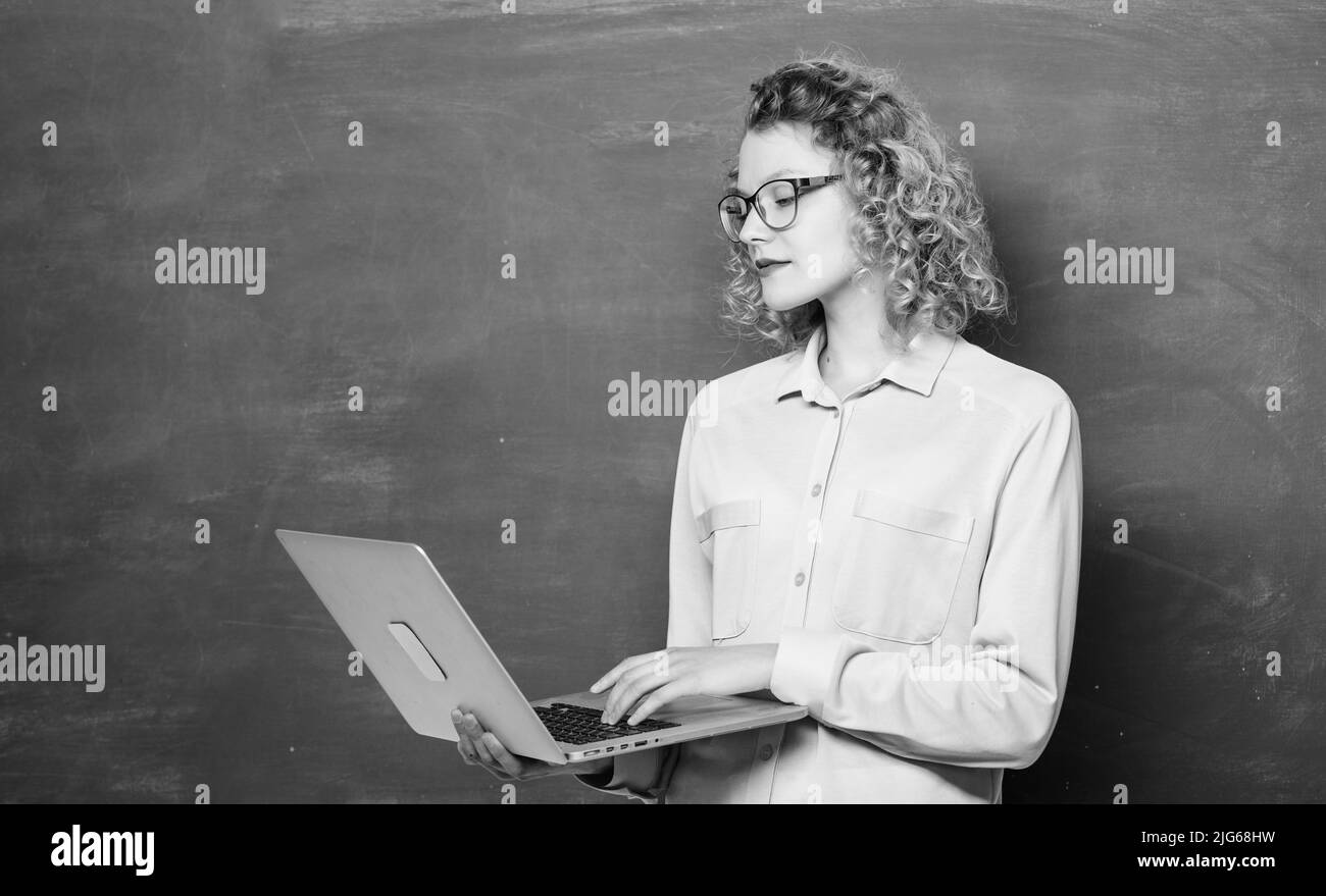 Concept de scolarisation en ligne.Femme PC portable surfer sur Internet.École en ligne.Cours en ligne d'enseignement.Informatique et programmation.Travail à distance.Enseignant Banque D'Images