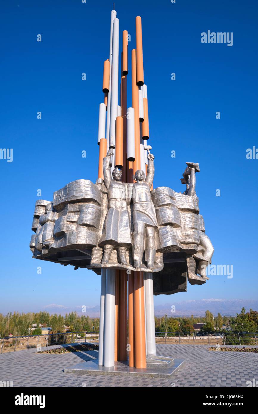 Vue sur la sculpture ronde, circulaire et brillante en métal des héros des peuples. Au monument historique soviétique de la Seconde Guerre mondiale de l'époque russe à Kuybysheva, près de Tachkent, Banque D'Images