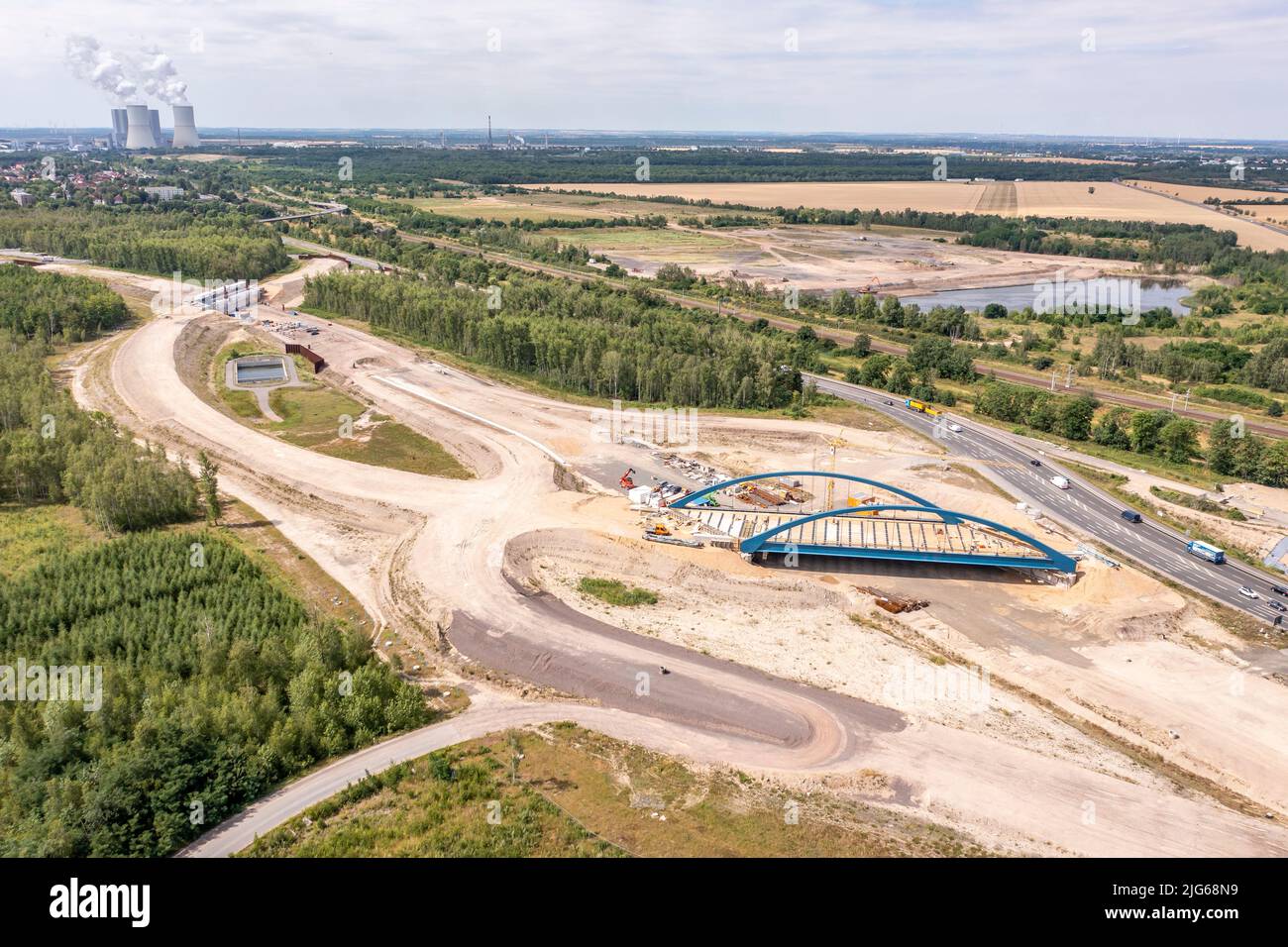 04 juillet 2022, Saxe, Großdeuben: De l'air, la future jonction de l'autoroute fédérale 2 avec le A72 entre Leipzig et Chemnitz est déjà clairement visible. Le dernier article 5,2 de la construction est aussi le plus compliqué de tous. La quasi-totalité de l'itinéraire s'étend sur le site d'une ancienne mine à ciel ouvert et doit être largement compactée à l'avance. Cela rend également la construction des ponts beaucoup plus difficile. (Photo aérienne avec drone) photo: Jan Woitas/dpa Banque D'Images