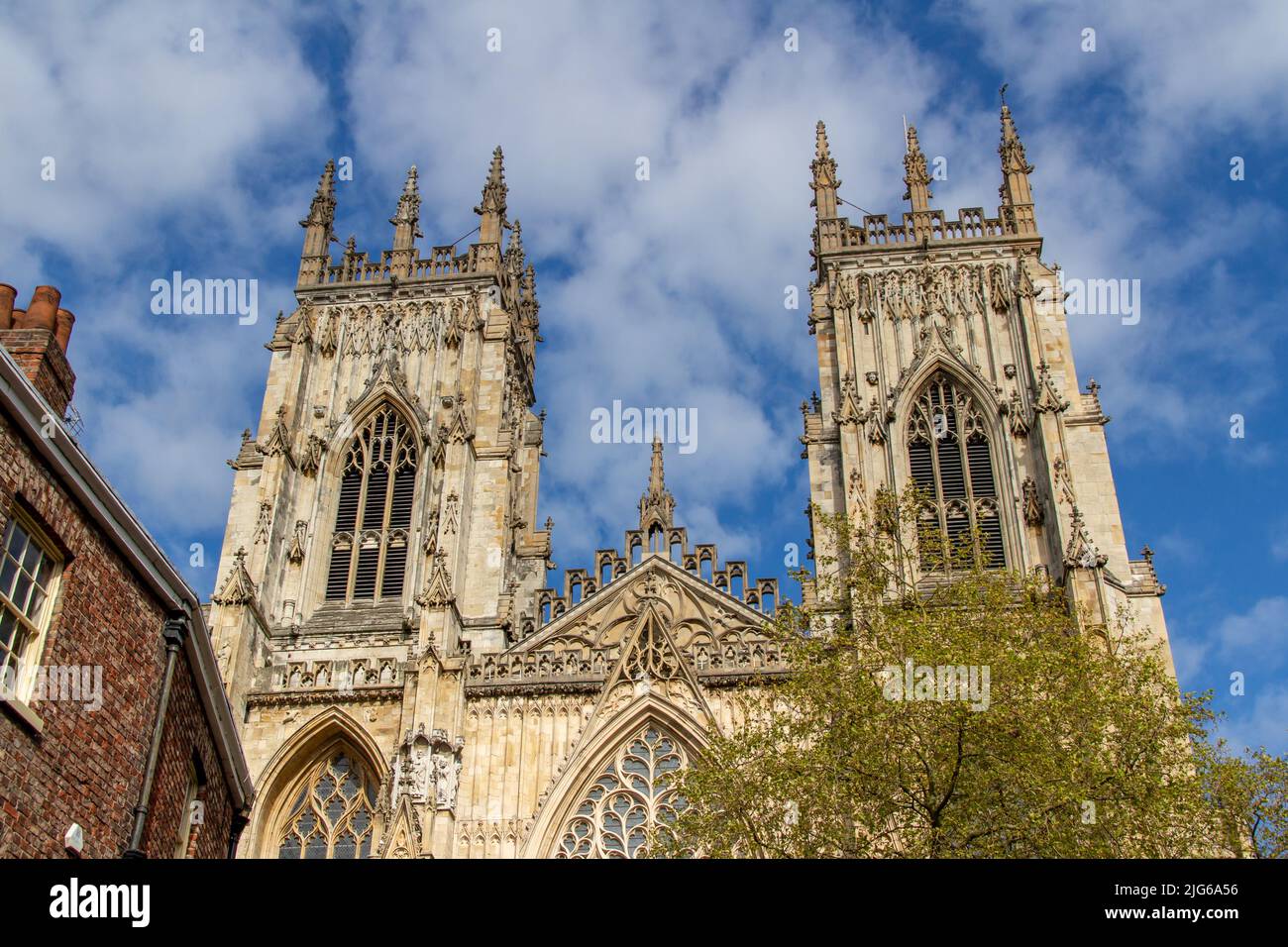 Vue extérieure du paysage urbain de la cathédrale et de l'église Metropolitique de Saint-Pierre, communément connue sous le nom de York Minster, dans la ville de York, en Angleterre Banque D'Images
