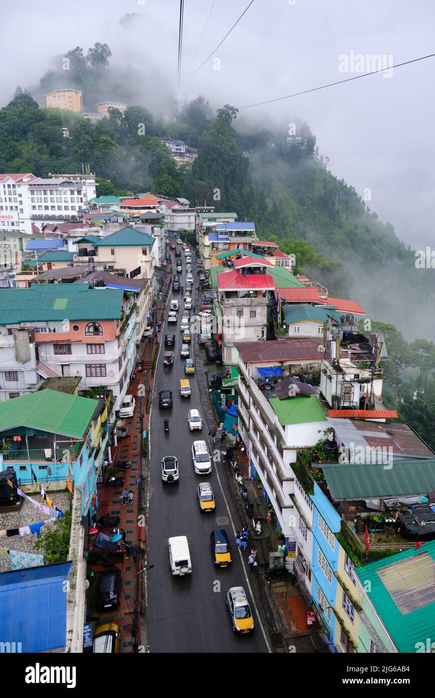 Gangtok, Sikkim - 16 juin 2022, les touristes apprécient un téléphérique au-dessus de la ville de Gangtok. Magnifique paysage urbain aérien de Sikkim. Couvert de brume ou de brouillard. Banque D'Images