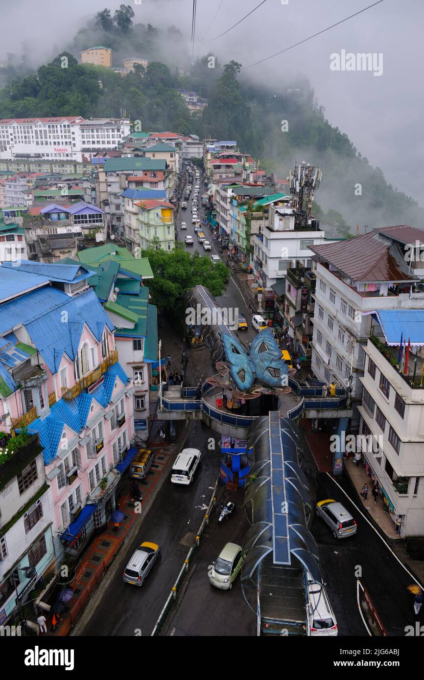 Gangtok, Sikkim - 16 juin 2022, les touristes apprécient un téléphérique au-dessus de la ville de Gangtok. Magnifique paysage urbain aérien de Sikkim. Couvert de brume ou de brouillard. Banque D'Images