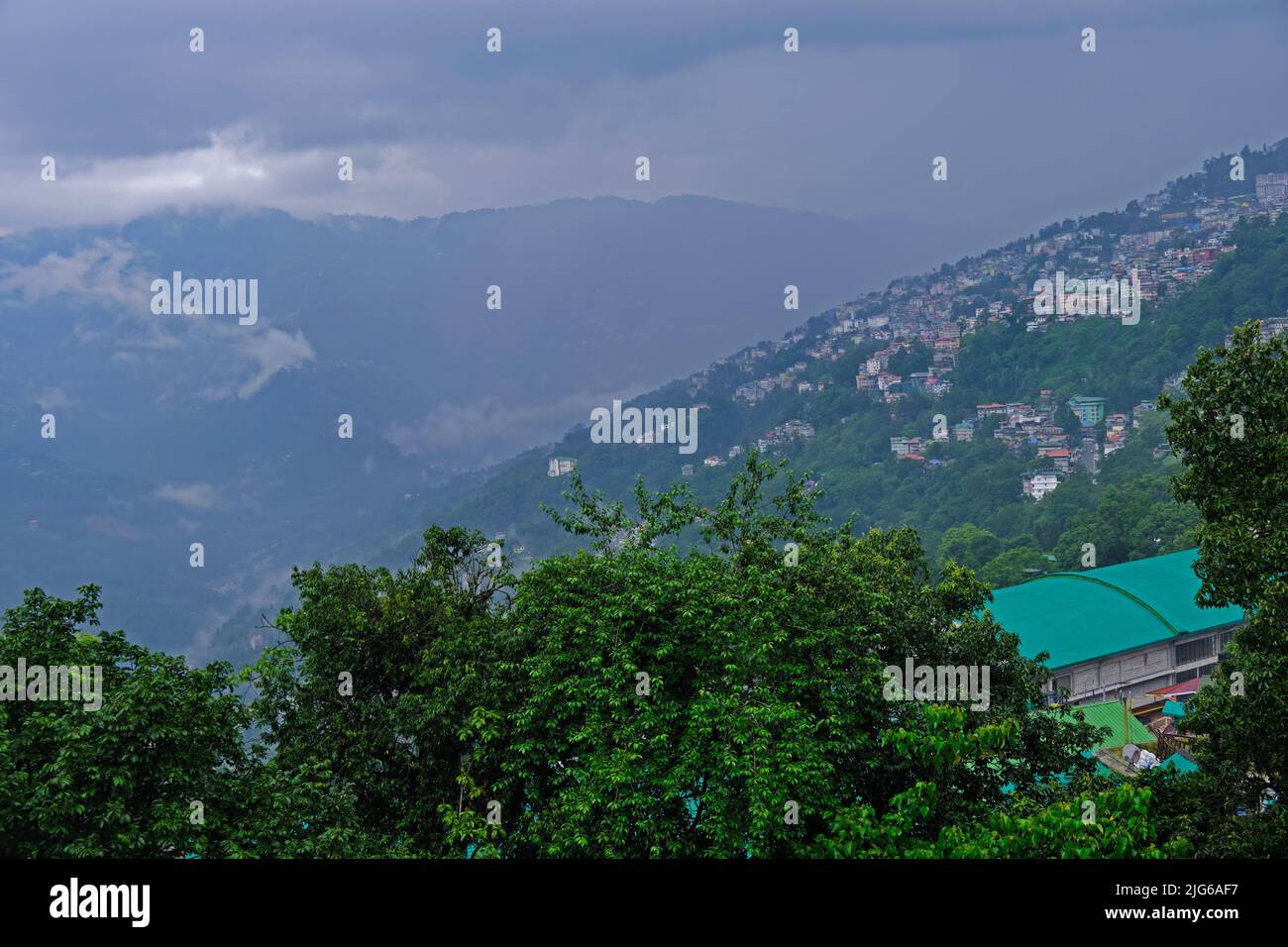 Gangtok, Sikkim - 16 juin 2022, les touristes apprécient un téléphérique au-dessus de la ville de Gangtok. Magnifique paysage urbain aérien de Sikkim. Couvert de brume ou de brouillard. Banque D'Images