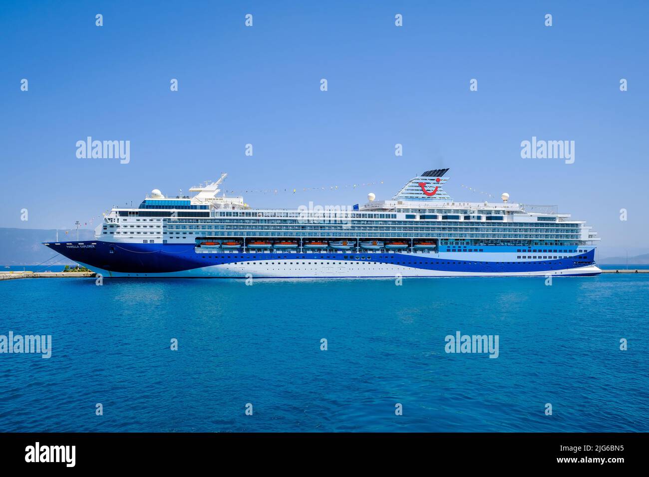 Ville de Corfou, Corfou, Grèce - le bateau de croisière TUI Marella Explorer est amarré dans le port de Corfou. Le navire de 262 mètres de long a une masse de 9 900 tonnes. Banque D'Images