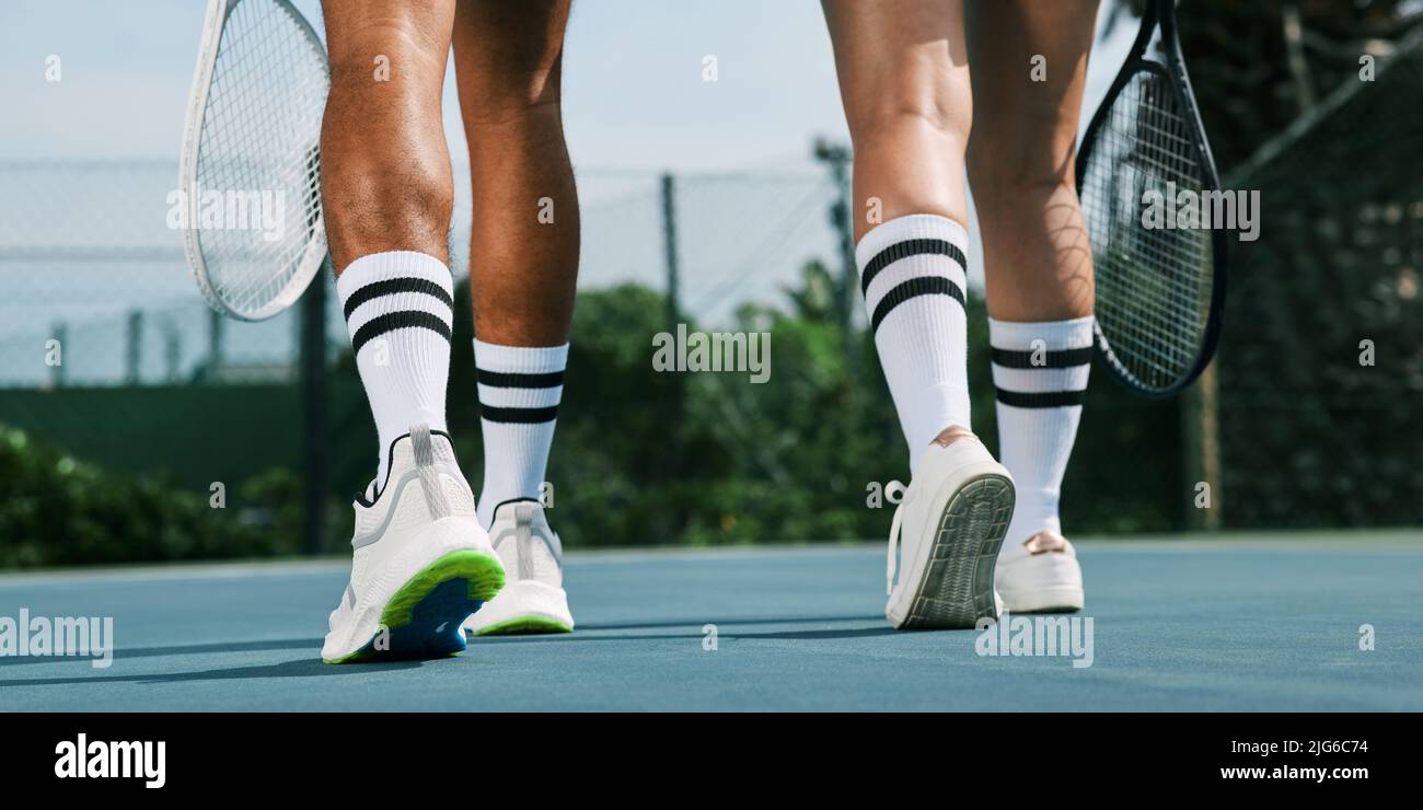 Êtes-vous prêt. Prise de vue de deux joueurs de tennis méconnus qui s'éloignent après un match. Banque D'Images