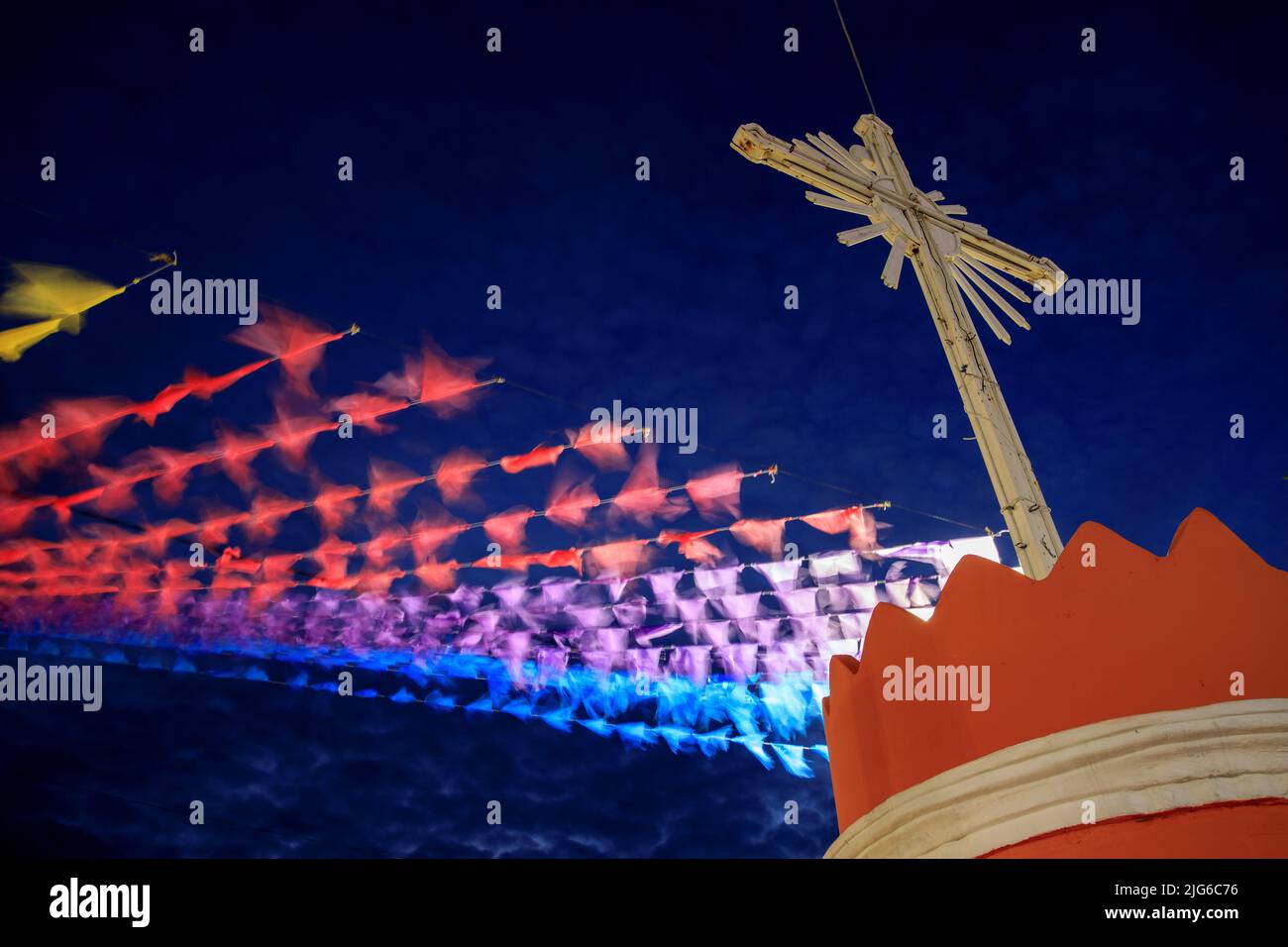 croisière et drapeaux colorés décoratifs de la festa junina au brésil Banque D'Images