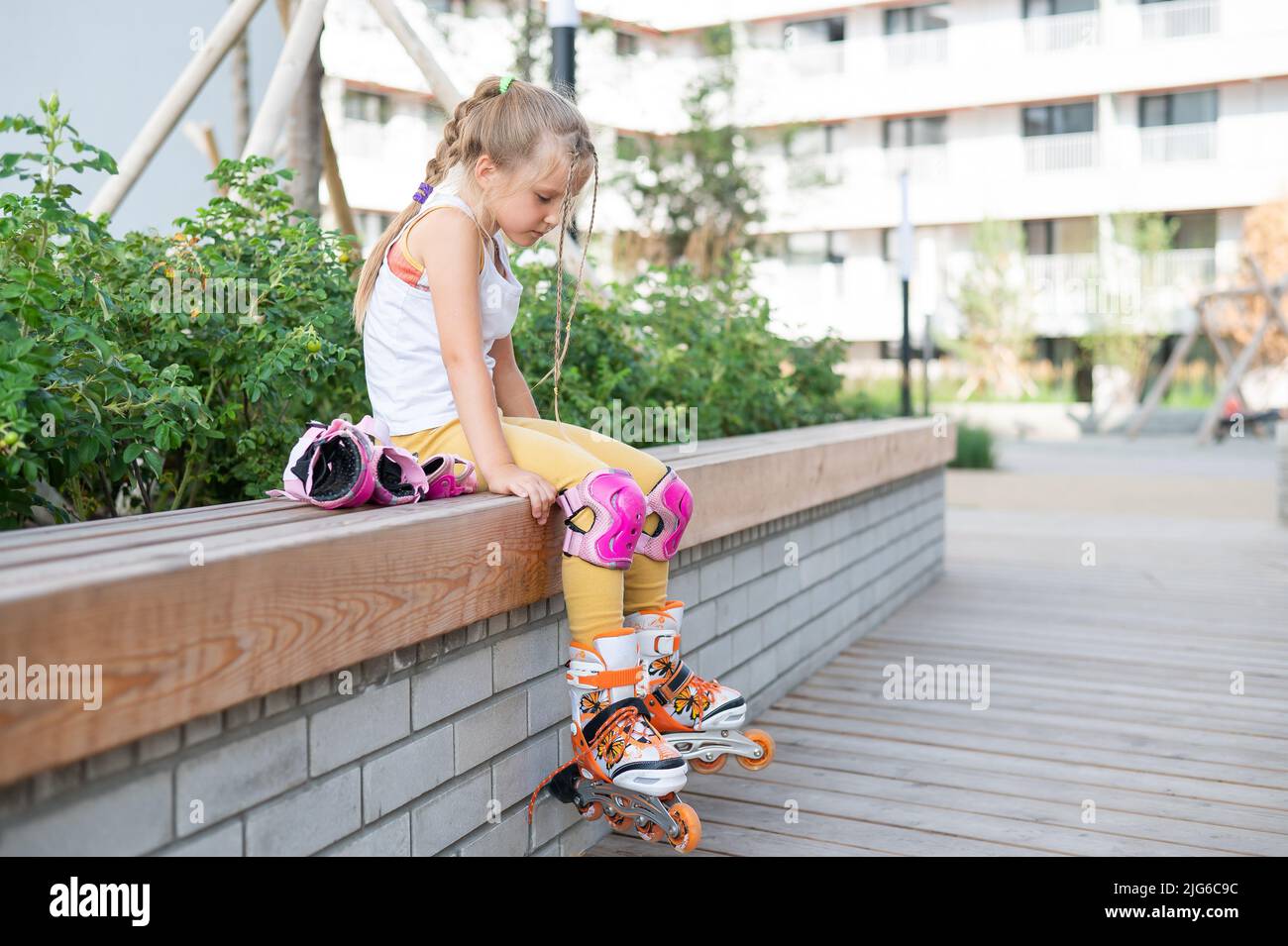 Roller Petite Fille Avec Des Vêtements De Protection, En Riant - Isolé  Banque D'Images et Photos Libres De Droits. Image 10480639