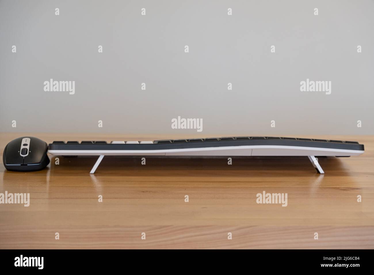 Gros plan sur le clavier et la souris de l'ordinateur sur le bureau. Banque D'Images