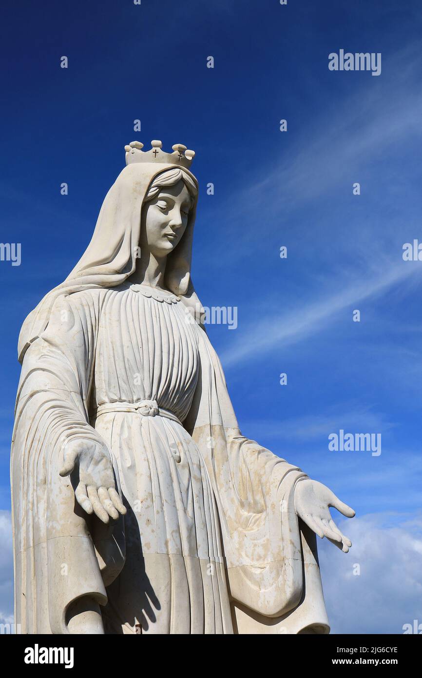 Une statue de la vierge Marie contre un ciel bleu au Liban. Banque D'Images