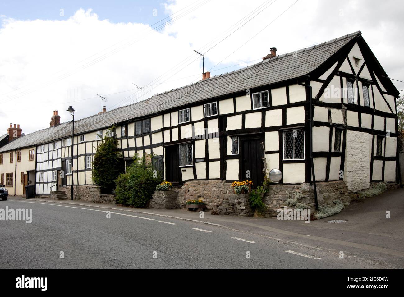 Maisons médiévales à colombages noires et blanches dans le village médiéval de Pembridge dans la vallée de la flèche Herefordhire Royaume-Uni Banque D'Images