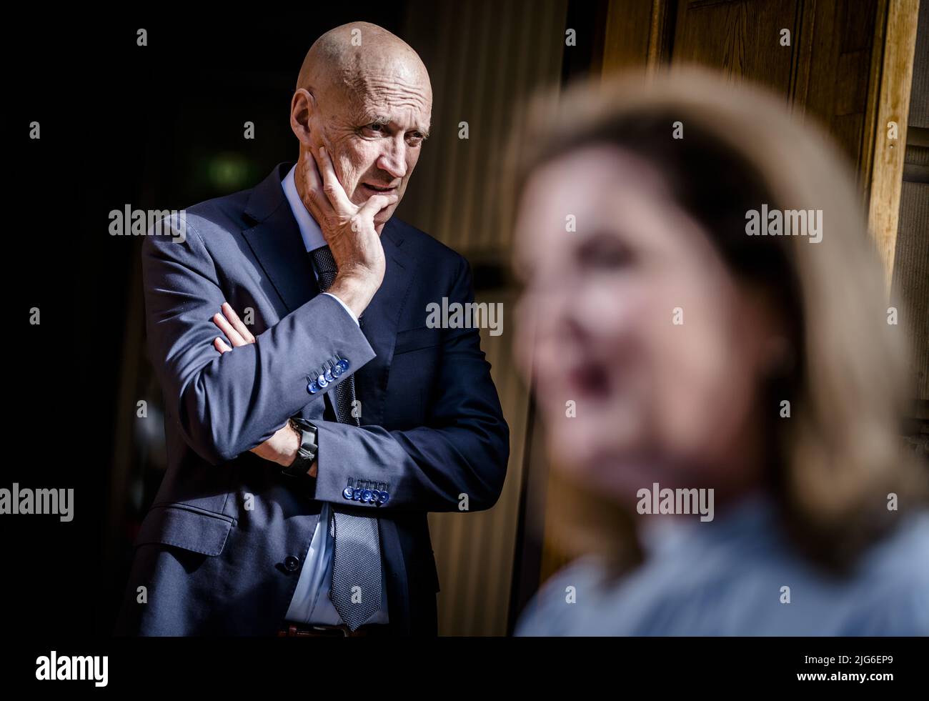 2022-07-08 09:50:05 LA HAYE - Ernst Kuipers, ministre de la Santé, du bien-être et des Sports, et Christianne van der Wal-Zeggelink, ministre de la nature et de l'azote, arrivent au Binnenhof pour le Conseil hebdomadaire des ministres. ANP BART MAAT pays-bas hors - belgique hors Banque D'Images