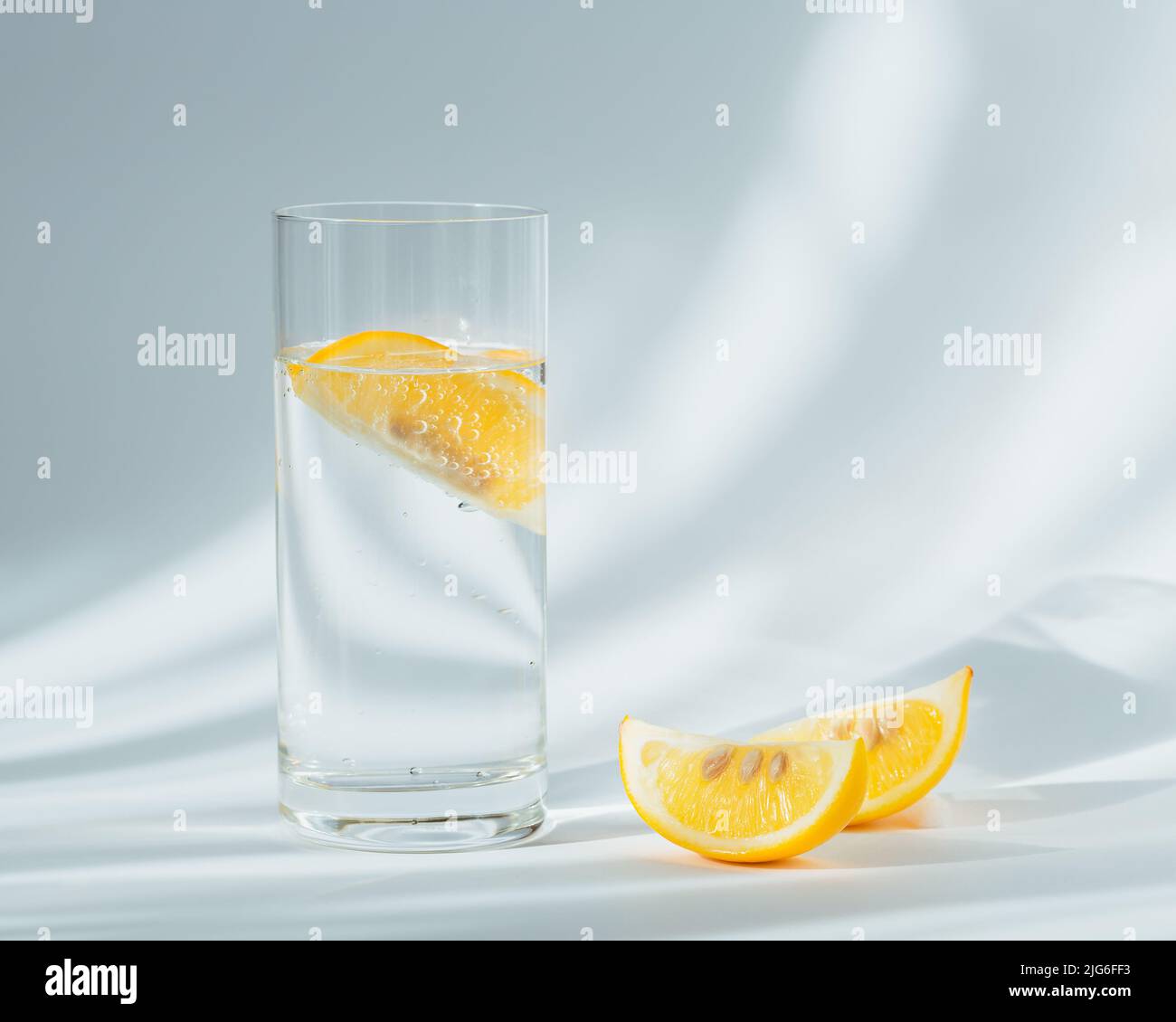 Verre d'eau minérale propre avec glace et citron Banque D'Images