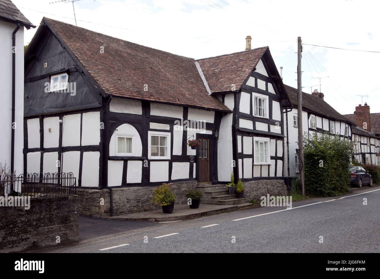 L'Old Forge est une maison médiévale à colombages noir et blanc dans le village médiéval de Pembridge dans la vallée de la flèche Herefordhire Royaume-Uni Banque D'Images