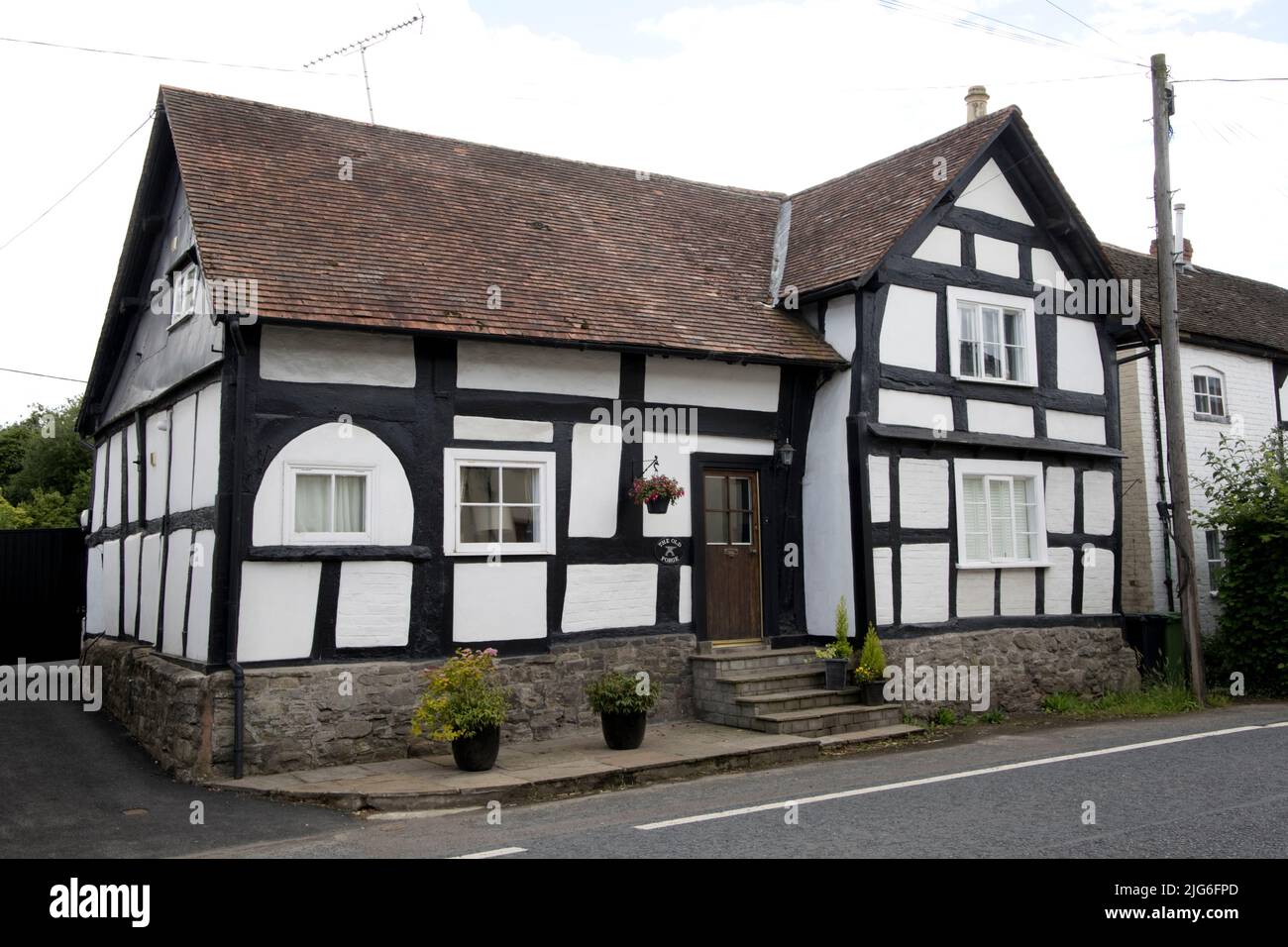 L'Old Forge est une maison médiévale à colombages noir et blanc dans le village médiéval de Pembridge dans la vallée de la flèche Herefordhire Royaume-Uni Banque D'Images