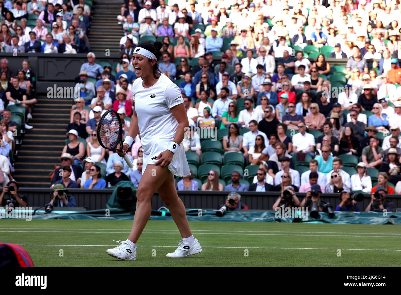 5 juillet 2022, All England Lawn tennis Club, Wimbledon, Londres, Royaume-Uni: L'ont Jabeur de Tunisie célèbre un point contre Marie Bouzkova de la République tchèque lors de leur quart de finale à Wimbledon aujourd'hui. Jabeur a remporté le match pour passer à la demi-finale. Banque D'Images