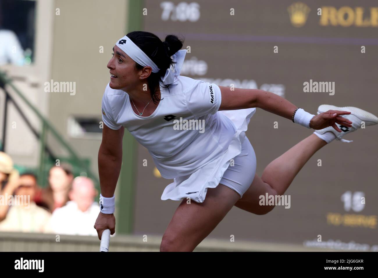 5 juillet 2022, All England Lawn tennis Club, Wimbledon, Londres, Royaume-Uni: L'ont Jabeur de Tunisie au cours de son match de quart-finale contre Marie Bouzkova de la République tchèque à Wimbledon aujourd'hui. Jabeur a remporté le match pour passer à la demi-finale. Banque D'Images