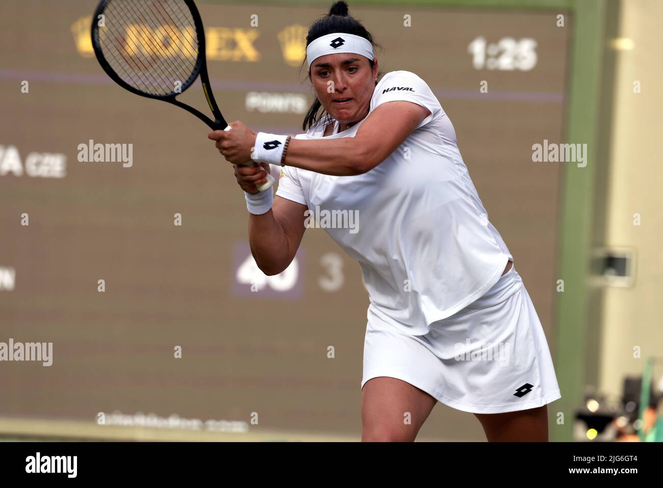 5 juillet 2022, All England Lawn tennis Club, Wimbledon, Londres, Royaume-Uni: L'ont Jabeur de Tunisie fait un retour à la main à Marie Bouzkova de la République tchèque lors de leur quart de finale à Wimbledon aujourd'hui. Jabeur a remporté le match pour passer à la demi-finale. Banque D'Images