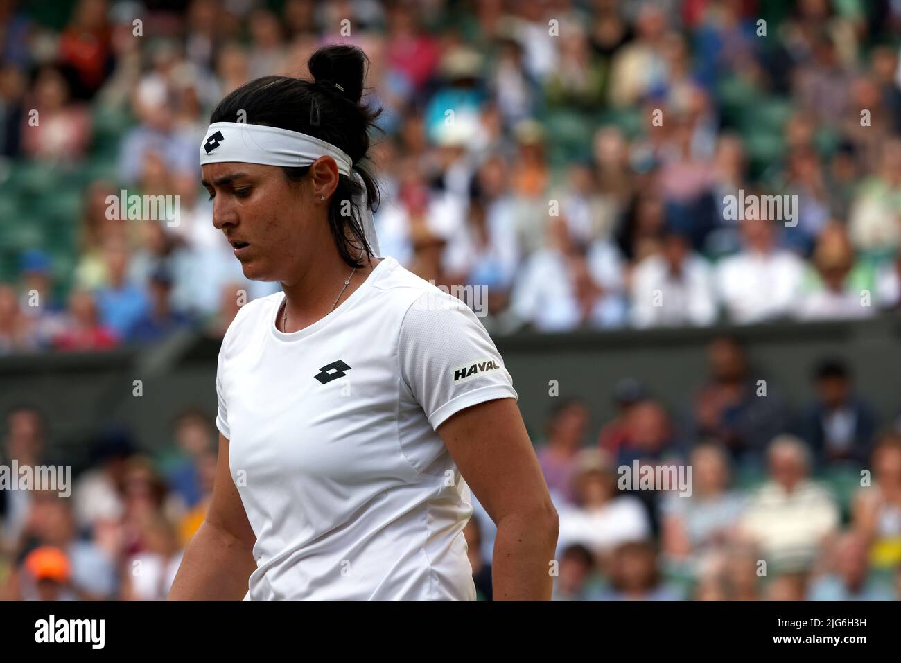 5 juillet 2022, All England Lawn tennis Club, Wimbledon, Londres, Royaume-Uni: Tunisie's ont Jabeur lors de son match de quart-finale contre Marie Bouzkova de la République tchèque à Wimbledon aujourd'hui. Jabeur a remporté le match pour passer à la demi-finale. Banque D'Images